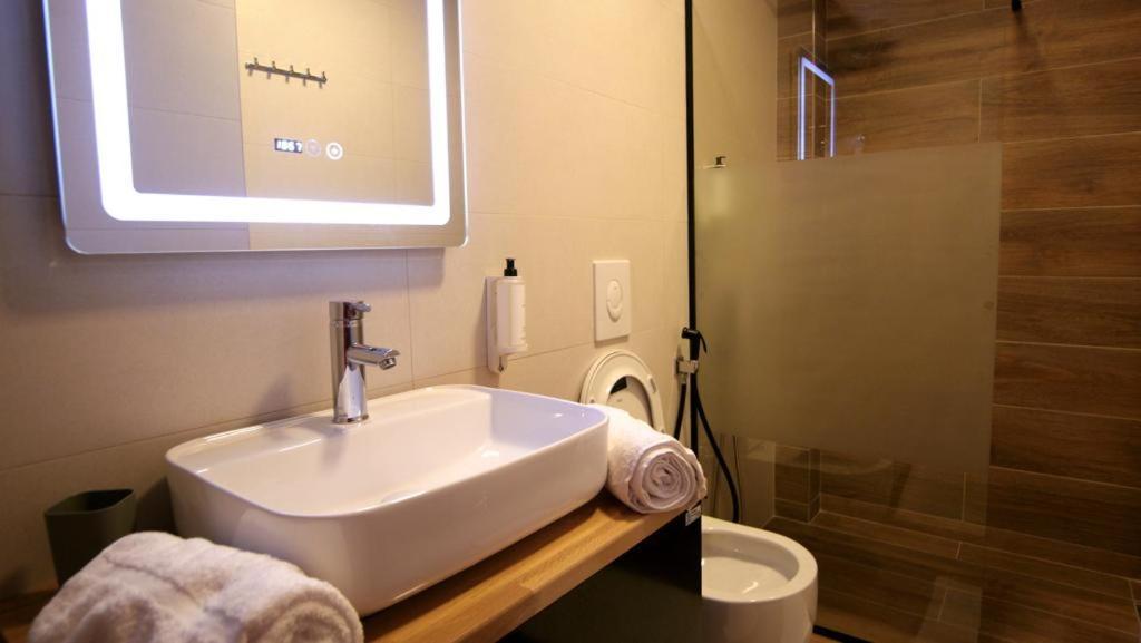 Koni'S Studio Apartments Тирана Экстерьер фото